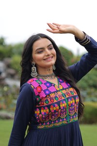 Robe spéciale Navratri bleu marine et bordeaux RADHE EXPORT, 14 kg, en rayonne Kutchi Gamthi, séchage rapide, rehausse le style raffiné pour les fêtes - Product Image 4