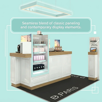 Stand de centre commercial élégant blanc brillant avec enseigne LED et étagère menthe, solution de présentation clé en main pour comptoir de vente de parfums et cosmétiques