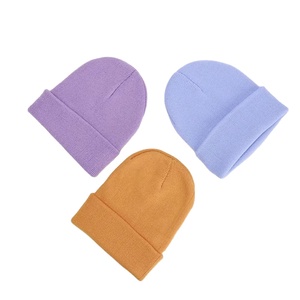 Gorros unisex con logotipo bordado personalizado MOQ bajo más vendidos, gorros de punto Premium de tela acrílica lisa de invierno - Product Image 6