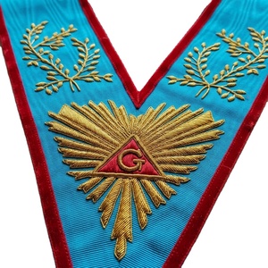 Cuello de seda moiré azul cielo con bordado intrincado de rayos de sol en hilo dorado, hecho a mano, para ceremonias. - Product Image 3