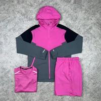 Ensemble de survêtement 3 pièces personnalisé pour homme : veste coupe-vent à capuche, pantalon de jogging et t-shirt de sport à séchage rapide pour la course et l'entraînement en extérieur