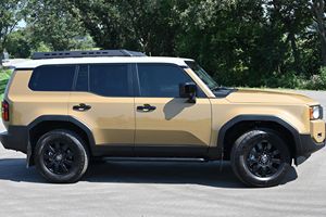 รถยนต์โตโยต้าแลนด์ครุยเซอร์ รุ่นปี 2024 รุ่น First Edition พร้อมหลังคาซันรูฟ ไฟหน้า กล้องมองหลัง 360 องศา เบาะไฟฟ้า - Product Image 5