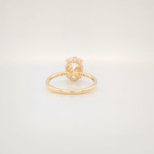 Anillo de compromiso solitario con diamante cultivado en laboratorio de corte ovalado de 2.50 quilates para mujer, anillo de boda con halo de diamantes ocultos, oro amarillo de 14 quilates - Product Image 2