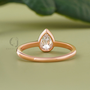 แหวนเพชรทรงลูกแพร์ 0.56 กะรัต เพชรสร้างในห้องปฏิบัติการ ตัวเรือนทองคำขาว 14K แบบฝังขอบ ดีไซน์เรียบง่าย รูปทรงหยดน้ำ สำหรับผู้ชายและผู้หญิง เหมาะสำหรับแหวนหมั้นและแหวนแต่งงาน - Product Image 1