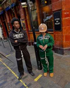 ชุดเสื้อสเวตเตอร์มีฮู้ดสำหรับผู้ชายกางเกงขาสั้นปักลายสองชิ้นสำหรับยิมและซักด้วยพลอยเทียมกรดออกแบบได้ตามต้องการ - Product Image 3