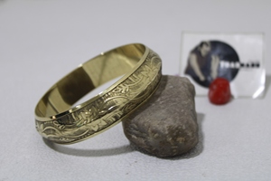 Brazalete de latón elegante para mujer en diseño floral dorado tradicional Nuevo accesorio de moda para ocasiones de aniversario - Product Image 2