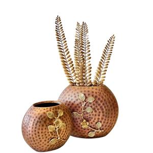 Florero de latón blanco de diseño antiguo con diseño en relieve floral dorado para decoración del hogar centro de mesa y regalo - Product Image 4