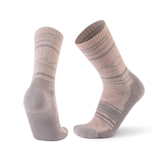 Vente en gros de chaussettes d'athlétisme durables avec logo personnalisé, rayées, antidérapantes, en coton respirant, vêtements de sport, épaisseur standard - Product Image 5