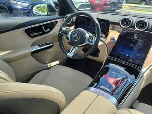 รถ SUV มือสอง GLC 300 4MATIC ปี 2025 สภาพดีเยี่ยม เกียร์อัตโนมัติ เบาะหนัง หลังคาซันรูฟ - Product Image 3