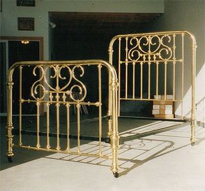 Cama de latón de primera calidad con detalles ornamentados para una decoración clásica de dormitorio inspirada en la tradición artística de los muebles de palacio. - Product Image 6