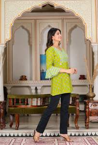 Kurti court en rayonne à imprimé floral vert pour femmes avec col en V et manches évasées, conçu dans un tissu doux et confortable pour un usage quotidien - Product Image 2