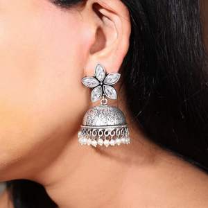 Pendientes Jhumka Florales Bohemios Tradicionales de Latón con Baño de Plata Antigua, Engaste de Bisel con Pedrería y Perlas Colgantes para Fiesta de Mujer - Product Image 5