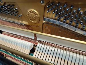 Piano Vertical Mecánico de Segunda Mano Yamaha U2C de Gran Venta Mundial con Excelente Tono y Artesanía de Alta Calidad - Product Image 6