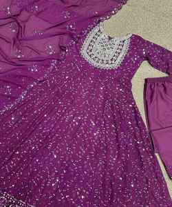 Elegante Vestido de Fiesta de Chifón, Seda y Algodón con Opulentos Detalles de Perlas y un Estiloso Conjunto de Kurti y Pantalón Banarasi con Estampado Floral - Product Image 5