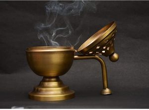 Artisan Aura porte-encens et brûleur en métal en laiton poli brillant pour parfum de maison et décor à la maison à usage religieux - Product Image 5