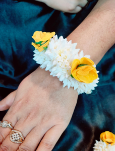 Bracelet de poignet floral assorti pour mariage, bijoux artificiels en jasmin et fleurs jaunes - Product Image 3