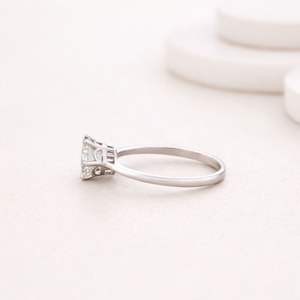 Bague solitaire en diamant de laboratoire sur mesure OEM |   Bijoux de fiançailles en or rose/blanc/jaune 14 carats plaqué rhodium certifiés IGI - Product Image 2