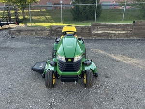 รถตัดหญ้าแบบนั่งขับ John Deere รุ่น Zero-Turn ใช้เครื่องยนต์เบนซิน พร้อมที่ตักด้านหน้า ระบบปล่อยหญ้าด้านหลัง ใบมีดตัดหญ้า 50 ใบ ทำจากอะลูมิเนียม ขนาด 25.4 ซีซี รุ่นปี 2025 สีเขียว - Product Image 3