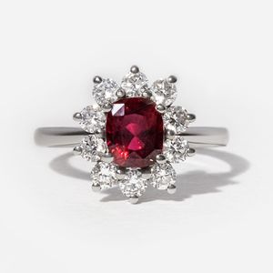 18K or blanc fantastique serti de broches diamant taille ronde et rubis du Mozambique coupe coussin serti en grappe bague de fiançailles de mariage - Product Image 1