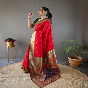 Sari de Seda Paithani VASTRA COTTAGE con Bordado de Pallu en Contraste Intenso y Hermoso Diseño Butti, Traje Tradicional para Bodas - Product Image 2