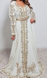 MAGNIFIQUE ET ÉTONNANTE BRODERIE DE CRÉATEUR SUR UNE ROBE CAFTAN BLANCHE ÉLÉGANTE AVEC UN TRAVAIL DABKA ORNEE POUR LA FÊTE ET LE MARIAGE = 2024 - Product Image 2
