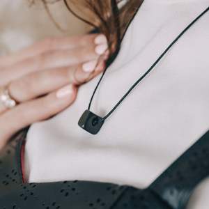 Collar minimalista de shungita con una cuentas cúbica - Product Image 1