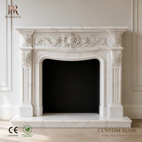 Cheminée en marbre blanc sculpté à la main, style italien floral, pour décoration intérieure de luxe de résidence.