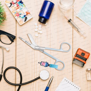 Tijeras para Vendajes Vaslcare con Mango Gris, el Mejor Regalo para Enfermeras - Hojas Afiladas, Punta Roma, Llavero de Jeringa, Material de Acero - Product Image 2