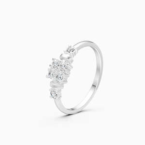 แหวนเพชรทรงกลม Radiant Bloom Lab Grown Diamond Floral Statement ขนาด 0.28 กะรัต ประดับทองคำ 9K สีเหลือง ขาว และโรสโกลด์ - Product Image 2