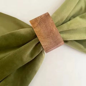 Ensemble de 4 anneaux de serviette en bois rond en gros, anneaux de serviette en bois massif, couleur marron, anneaux de serviette pour table et ustensiles de cuisine - Product Image 1