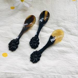 Cuchara de cuerno de búhos, diseño clásico de 12cm con mango de flores, accesorios de cocina hechos a mano de Vietnam, venta al por mayor - Product Image 1