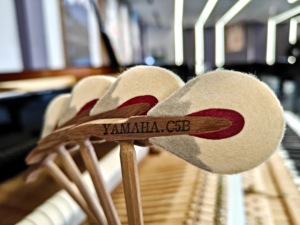 เปียโนแกรนด์ Yamaha C5B สภาพดีเยี่ยม จัดส่งรวดเร็ว งานฝีมือดั้งเดิม สวยงาม คีย์เรียบลื่น มือสอง 2153654 - Product Image 3