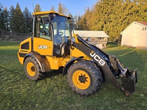 Chargeuse sur pneus JCB 2025 AGRI 409 avec boîte de vitesses moteur et composants de base, y compris cylindre hydraulique et moteur de marque Parker - Product Image 2