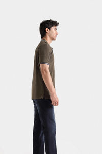 เสื้อเชิ้ตผู้ชายผ้าคอตตอนเมอร์เซอไรซ์ถักแบบลำลอง สั่งทำโลโก้ OEM คุณภาพสูง สีพื้น ไม่หด แห้งเร็ว แขนสั้น - Product Image 3