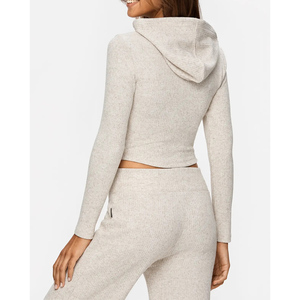 ชุดโยคะสองชิ้นสำหรับผู้หญิง ผ้าพิมพ์ลายตามสั่ง ระบายอากาศได้ดี คุณภาพสูง เหมาะสำหรับออกกำลังกายและสวมใส่ในชีวิตประจำวัน ขายส่งชุดออกกำลังกาย - Product Image 3