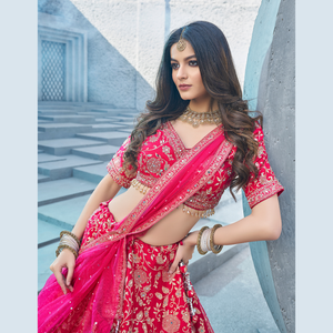 La mayoría de las ventas Magenta Pink Banarasi Lehenga en seda brocada con intrincado trabajo Zari ropa nupcial india tradicional de la India - Product Image 2