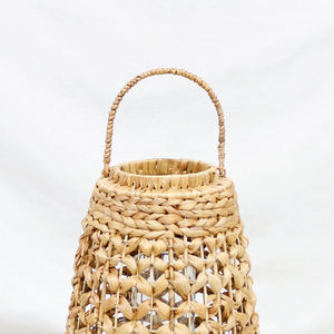 Lanterne décorative en jacinthe d'eau Comehome, tissée à la main avec une base trépied en verre - Product Image 6