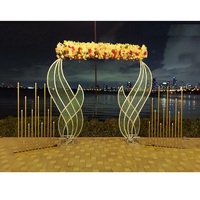 Décor de mariage en bord de mer : Arches métalliques élégantes, toiles de fond métalliques très demandées, supports métalliques de nouveau style pour mariages au Canada