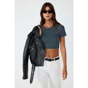 Blouse courte décontractée avec logo brodé, manches courtes, col rond, en tissu de coton tricoté en mousseline, coupe régulière pour la saison automne-printemps - Product Image 2