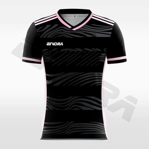 Camiseta de fútbol negra con ajuste cómodo, tejido ligero y transpirable, diseñada para un secado rápido, ideal para entrenamiento, disponible hoy, élite. - Product Image 1