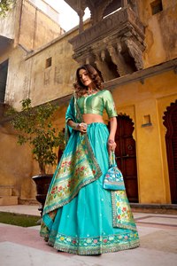 Magnifique Lehenga en soie douce Paithani avec travail de tissage Zari, sequins et broderie au fil, bordure en dentelle festonnée - Product Image 3