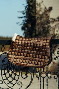 Almohadilla de sillín ecuestre de tela satinada personalizada marrón 2025 - Product Image 4