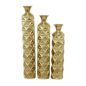 Florero moderno de metal hecho a mano con acabado dorado, perfecto para una decoración elegante del hogar y ocasiones especiales - Product Image 1