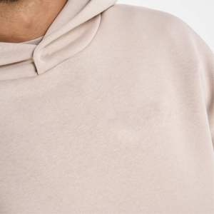 Sweat à capuche noir pour homme-Coupe décontractée, cordons de serrage avec aglets, imprimé tonal sur la poitrine et le dos et poche kanga pour une tenue décontractée - Product Image 3