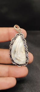 จี้ทองเหลืองดีไซน์แบบหลวมประดับด้วยพลอยอาเกตลูกไม้ธรรมชาติ - Product Image 4