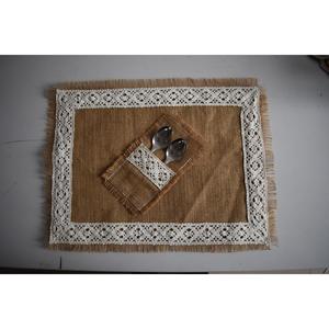 Napperon de table de luxe fait main, personnalisable avec logo, en jute tissé, avec franges et poche en dentelle, vente en gros à bas prix, provenance Inde - Product Image 1