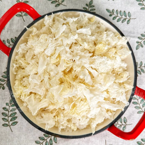 Ingrédients pour la préparation de desserts de beauté : Champignons blancs entiers et cassés, dattes rouges, baies de goji, raisins secs, lotus blanc, etc. - Product Image 6