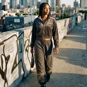 Ensemble de survêtement pour femme léger et personnalisé, velours, nylon, imprimé, uni, éco-responsable, patchwork, veste coupe-vent avec strass, pantalon large - Product Image 2