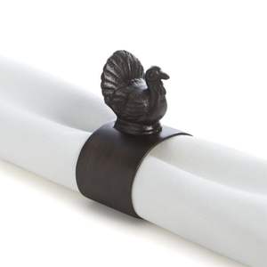 Charmant rond de serviette en métal fait main avec un design en relief parfait pour les dîners romantiques et un décor de charme rustique - Product Image 1