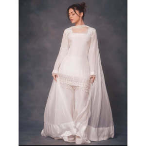 Elegante Vestido Blanco de Gasa para Niñas, Moderno y a la Moda, con Silueta Recta y Cintura Impero - Product Image 1